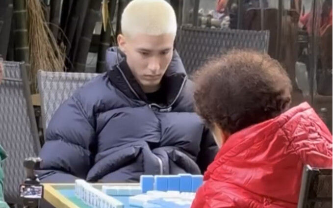 Mika plays mahjong with the aunties in a Chengdu park.