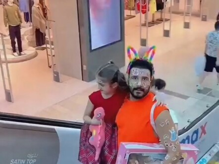 الفرق بين الخروج مع الابن والخروج مع الابنة