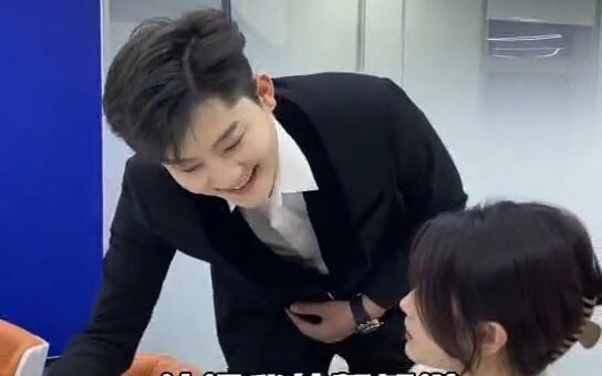 ทุกคนเห็นด้วยไหมว่าไปทำงานต้องแต่งหน้าและใส่ส้นสูง? ใครเห็นด้วยก็ทำตามนั้นแหละ.....