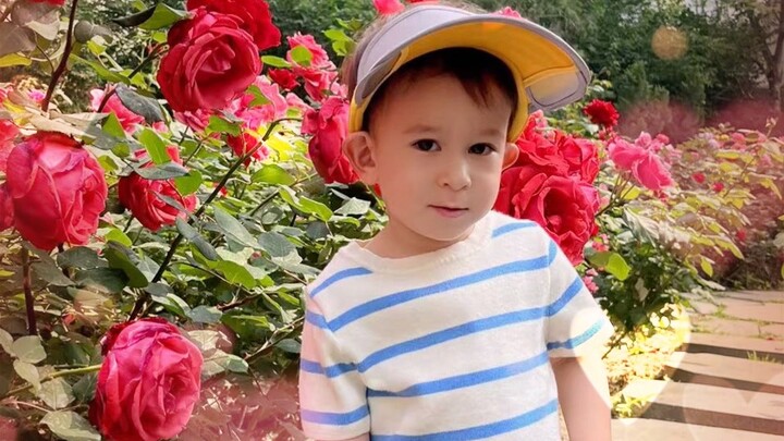 When Kids in Tieling Enjoy Flowers in the Rain