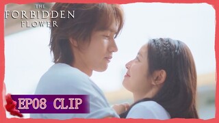 EP08 Clip | He Ran begged Xiao Han to hug her on the street! | The Forbidden Flower | 夏花 | ENG SUB