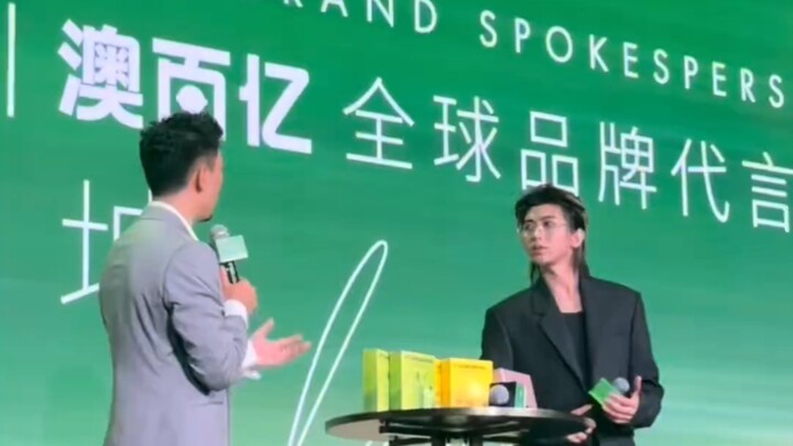 Cai Xukun was rushed onto the stage by a female fan who hugged him.