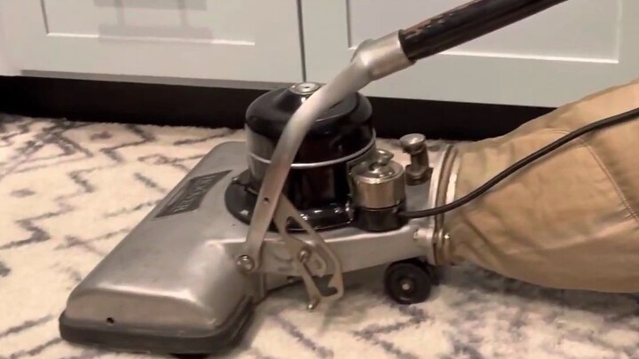 Máy hút bụi điện Hoover năm 1923 của Tom và Jerry