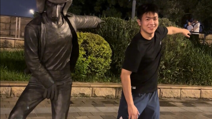 He's truly an ideal boyfriend.