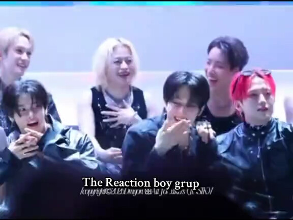 Hilarious—during heart2hearts’ performance, the male idol groups in the audience all had sparkling e