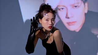 姐妹也好喜欢这个浑身都散发着魅力的男人，这就拍进合影里~珍藏进心里~