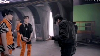 أخيرًا تم نشر الفيديو الذي طلبته مومومز مرارًا وتكرارًا لمارك وهو يرقص على أغنية «BOOM» أثناء زيارته