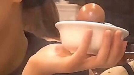 ขณะกินข้าว สาวน้อยเผลอถ่ายภาพคุณลุงที่นั่งเบาะหลังไปด้วย ชาวเน็ตบอก: “นั่งคิดอยู่ตั้งนาน แค่ถือไข่ต้