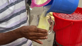 Street sugarcane juice detoxifies, nourishes the skin, and replenishes qi and blood.