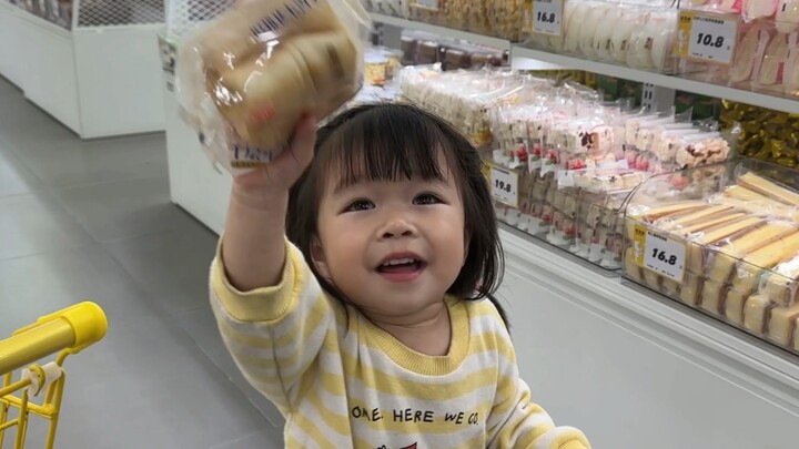 My daughter went to a snack shop and her reaction when she got the snacks was so cute! Haha!