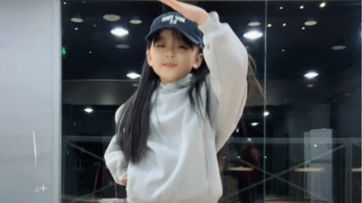 Xiao Youyou entertaining himself