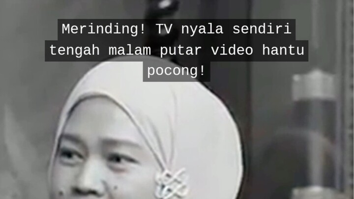 TV menyala sendiri di tengah malam dan memutar program misterius tentang pocong.