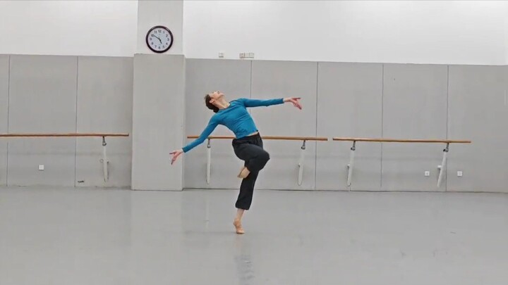 การแสดงระบำเดี่ยวแนวคลาสสิก “อี้อันจุ้ย” โดย จูจิ้นฮุ่ย – เวอร์ชันเต็มจากห้องฝึกซ้อม