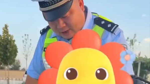 หญิงสาวชาวซินเจียงดัดแปลงกระเป๋าของเธอให้เป็น "กระเป๋าที่สะดุดตา" อย่างผิดกฎหมาย และเปิดเผยว่าเธอได้