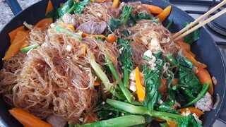 ผัดวุ้นเส้นใส่ไข่หมูคะน้ากรอบๆ (Stir Fried Glass Noodles With Eggs & Vegetables)