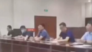 ผู้นำในระบบราชการกำลังประชุม หญิงสาวรำคาญที่คำกล่าวเปิดยาวเกินไป จึงพูดสวนทันทีว่า "อย่าพูดไร้สาระเย