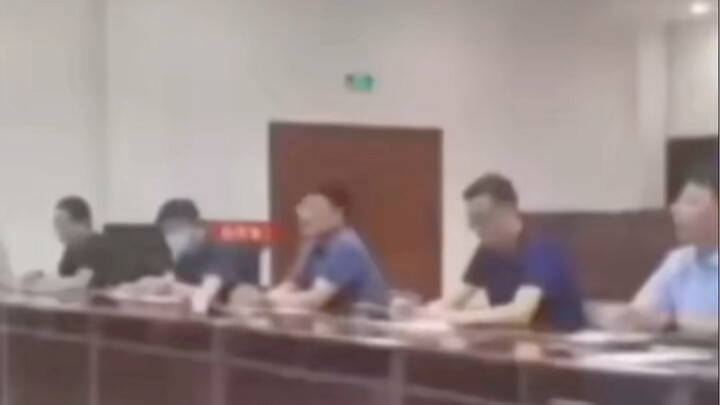体制内领导开会，女子嫌开场白太长直接开怼“別说那么多废话”
