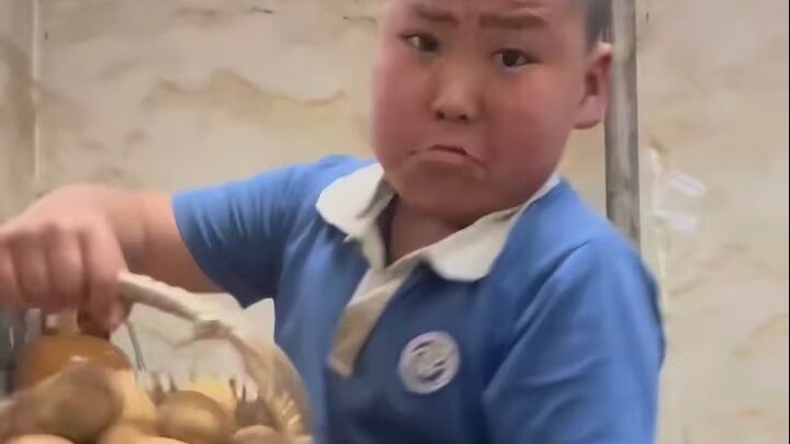 Hôm nay tôi làm khoai tây chiên cho bố.