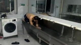 大学生酷暑难耐在小便池里游泳降温？网友：东北的大学没有空调