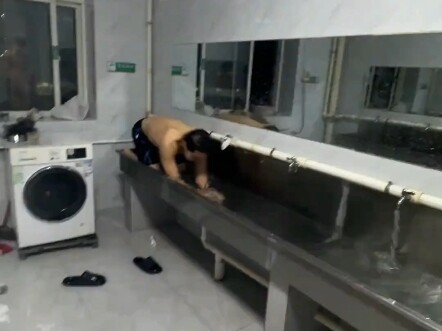 طالب جامعي يعاني من الحر الشديد ويسبح في مبولة لتخفيف الحرارة؟ رواد الإنترنت: الجامعات في شمال شرق ا