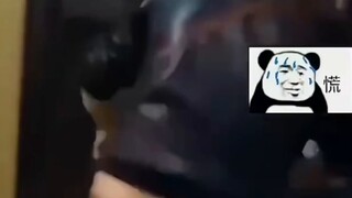 Meskipun dia mengenakan pakaian suami yang istrinya tidak setia, dia mengetuk pintu keamanan dengan 