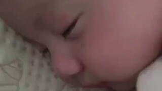 人类幼崽装睡被发现 