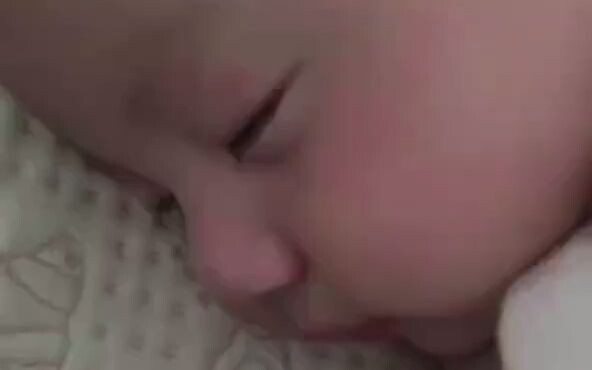 ลูกมนุษย์แกล้งหลับถูกจับได้