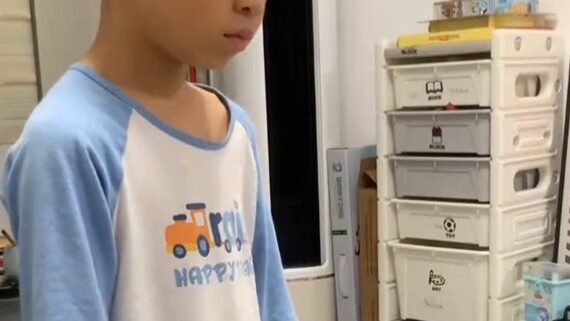 Nhìn hai anh em cãi nhau kìa, một người là học giả, một người là chiến binh, buồn cười quá!