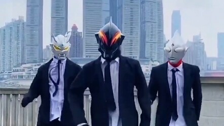Ultraman menari