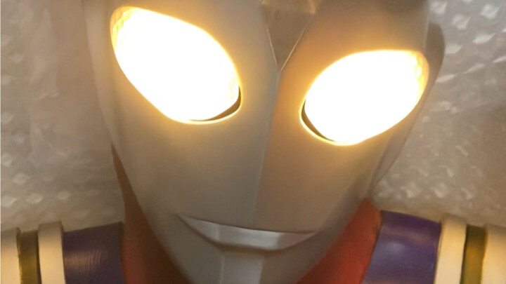 Unboxing the Ultraman Tiga leather suit, let’s set off towards a bright future in the new year!