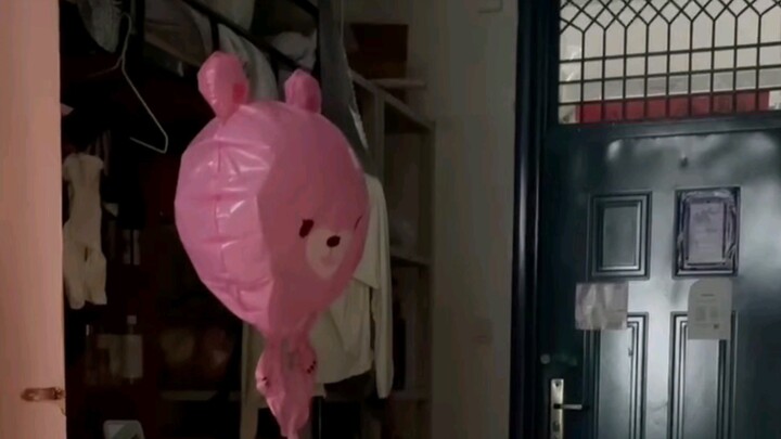 للوهلة الأولى، يبدو أن هذا الدب يرقص هنا طوال الوقت!