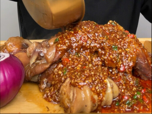 Freshly cooked boneless beef trotters—so fragrant!