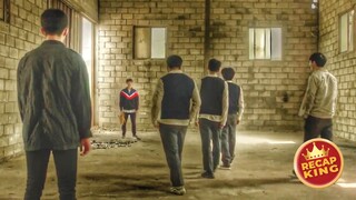 A geeky student secretly learns martial arts and confronts the thugs who always búllied him