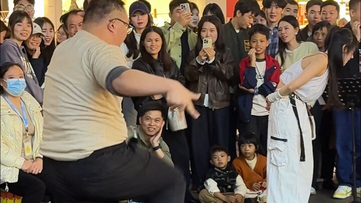 长沙街头唱跳《Uptown Funk》一时分不清谁是主角！