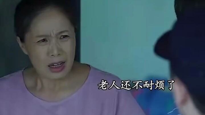 Lansia keras kepala tinggal di rumah bobrok, tak seorang pun berhasil membujuknya, akhirnya malah ce