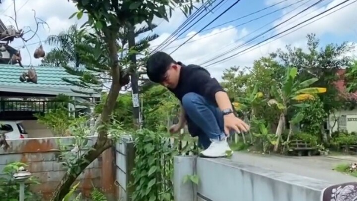 Manjat Tembok Buat Ngonten