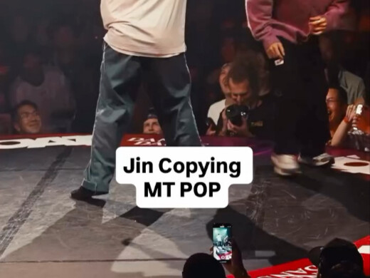 Jin meniru gerakan MT POP, bahkan tanpa suara adegannya sudah terasa lucu.