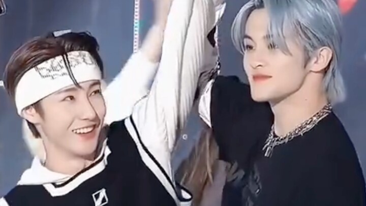 เขาบ้าไปแล้วเหรอ… “ตอนกอดกัน ไซส์พอดีกับฉันพอดีเลย” [markren/หม่าจวิ้น]