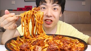 Spicy! Huge chunks of beef! I ate Xinjiang rice noodles like crazy and couldn't stop.