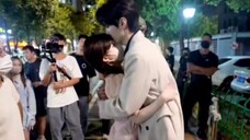 [Tidak bisa menyembunyikannya secara diam-diam] Ini video ciuman kening yang lebih panjang! Gigitan 