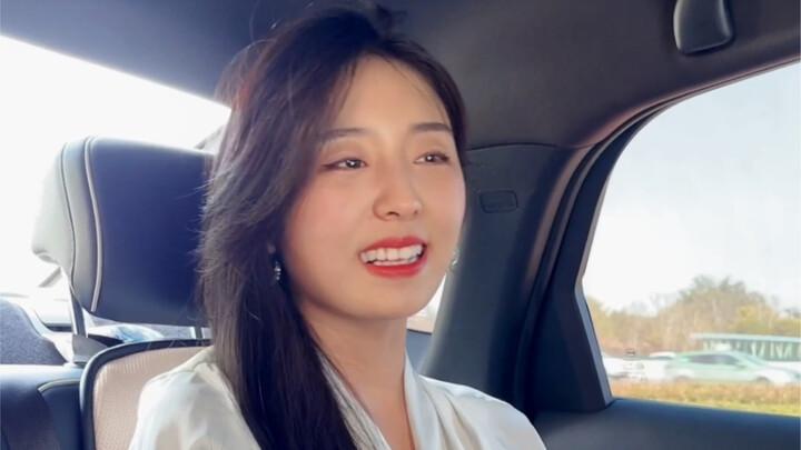 Susu looks so good in this outfit, is the boss happy or unhappy?