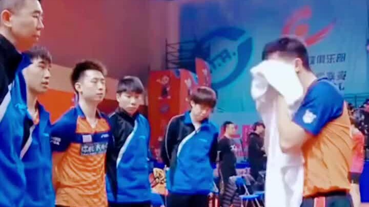 Ma Long: … Pelatih dan rekan setim… Baik! Semuanya tersirat tanpa perlu diucapkan.