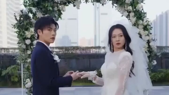 คู่รักกลับมาในวันแต่งงานอีกครั้ง