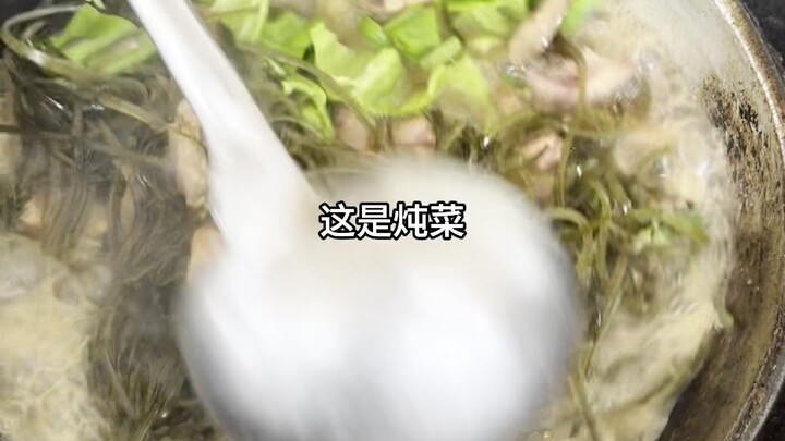 ตลาดนัดใหญ่เมืองเจิ้งเฉิง มณฑลซานตง คู่หูทำเมนู “เนื้อหัวหมูตุ๋นกับสาหร่ายทะเล” จานละ 20 หยวน เคยลอง