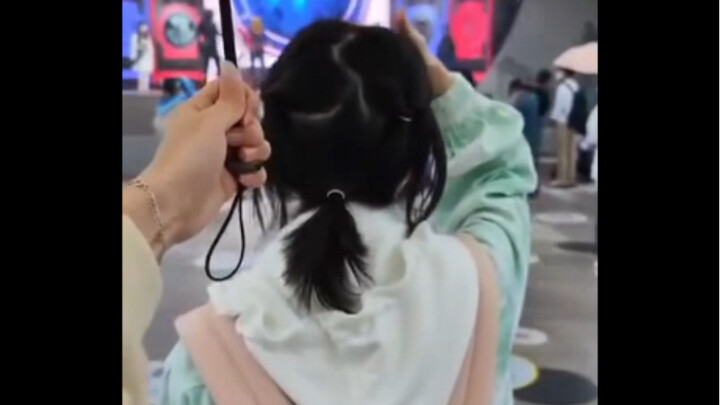 Bạn Hanser ơi, vẫy tay chào nào!