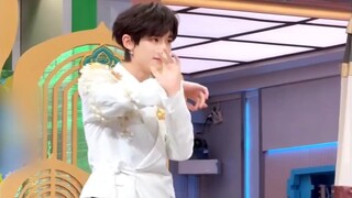 Siapa yang bisa menolak tiga penampilan berturut-turut Ding Chengxin berbaju putih di panggung? "Hot