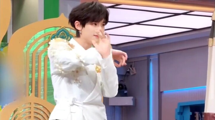 Siapa yang bisa menolak tiga penampilan berturut-turut Ding Chengxin berbaju putih di panggung? "Hot