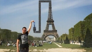 “Bisakah seseorang membantuku meletakkan Menara Eiffel di bawah jariku?”