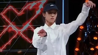 Cô gái hip-hop 18 tuổi Xi Jiaqi biểu diễn bài hát nổi tiếng thế giới giáng sinh vui vẻ của Xiong Quả