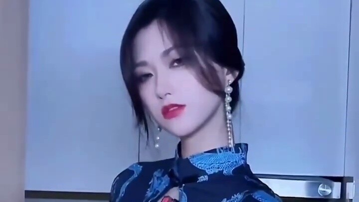 Sutra hitam dan putih tidak cukup, tambahkan cheongsam untuk jatuh cinta padamu